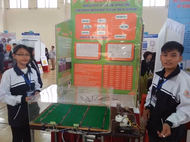 Sản phẩm hệ thống tưới phun tự động, sử dụng cảm biến độ ẩm đất tại các vùng trồng rau chuyên canh của nhóm học sinh trường THPT Vân Tảo, huyện Thường Tín.