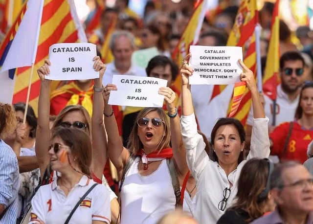 Nhiều người dân Catalonia ủng hộ Catalonia vẫn là một vùng thuộc Tây Ban Nha. (Ảnh: Gettyimages)