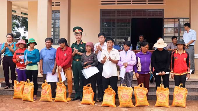 Ðại diện Công ty 72 - Binh đoàn 15 (Bộ Quốc phòng) trao quà tặng các hộ nghèo dân tộc thiểu số ở xã Ia Pnôn, huyện Ðức Cơ (Gia Lai).