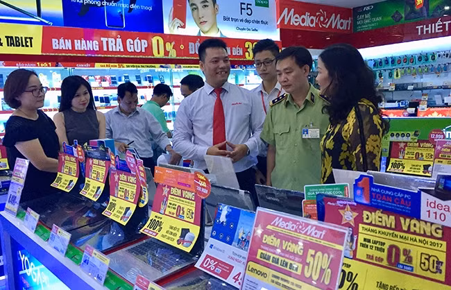 Các doanh nghiệp giảm giá mạnh nhiều sản phẩm trong Tháng Khuyến mại Hà Nội 2017.
