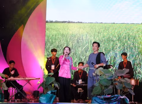 Tiết mục Tổ khúc hò gồm hò huê tình, hò cấy, hò Đồng Tháp tại Liên hoan dân ca Việt Nam 2015 - khu vực Nam Bộ. Ảnh: HỮU NGHĨA