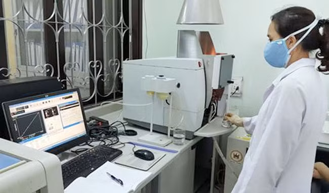 Cán bộ Trung tâm quan trắc Tài nguyên và Môi trường (Sở Tài nguyên và Môi trường tỉnh Quảng Trị) phân tích chất lượng nước biển. Ảnh: ĐĂNG TÚ
