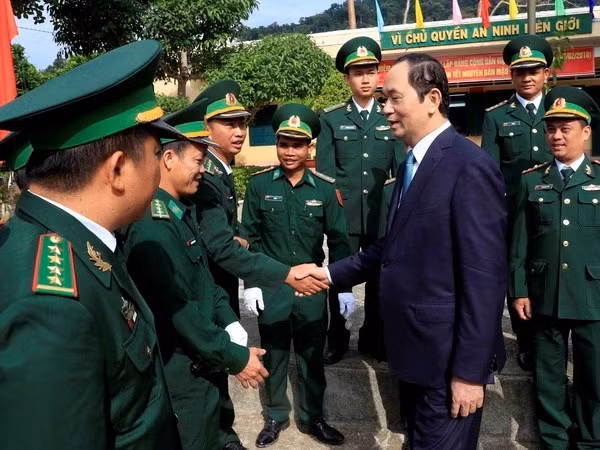 Chủ tịch nước Trần Đại Quang với cán bộ, chiến sĩ đồng Biên phòng Rờ Kơi. (Ảnh: Nhan Sáng/TTXVN)