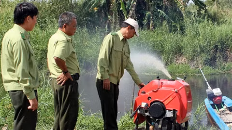 Kiểm tra máy bơm nước chữa cháy tại Vườn quốc gia U Minh hạ.