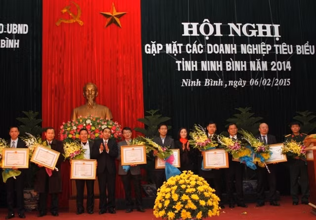 Các doanh nghiệp, doanh nhân tiêu biểu năm 2014 trên địa bàn được UBND tỉnh Ninh Bình tặng bằng khen.