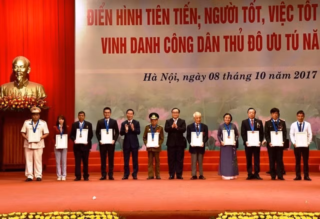 Đồng chí Võ Văn Thưởng và đồng chí Hoàng Trung Hải trao danh hiệu "Công dân Thủ đô ưu tú" năm 2017 cho mười cá nhân. 