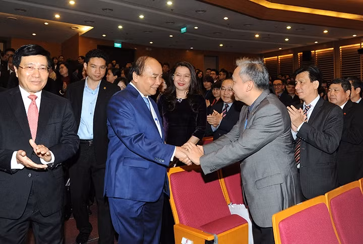 Thủ tướng Nguyễn Xuân Phúc với cán bộ, nhân viên Bộ Ngoại giao.