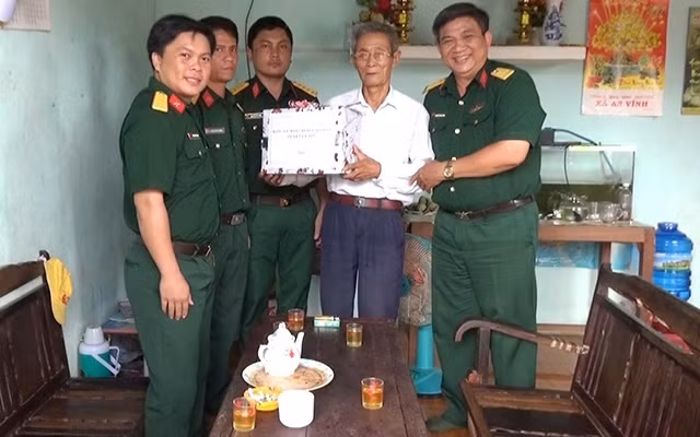 Đại diện Ban Chỉ huy Quân sự huyện đảo Lý Sơn (Quảng Ngãi) trao quà tặng thương binh trên địa bàn.