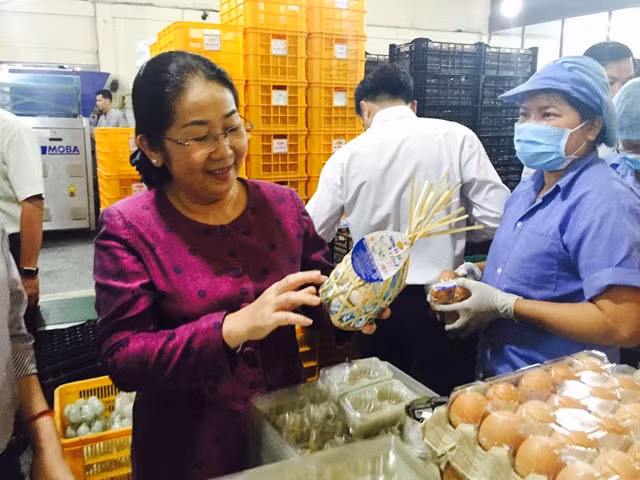Phó Bí thư Thành ủy Võ Thị Dung kiểm tra công tác sản xuất, quảng bá thực phẩm, trứng gia cầm tại các doanh nghiệp trong nước.