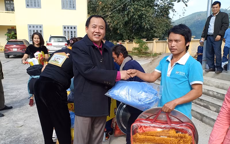 Trao quà cho các hộ nghèo của xã Phúc Lộc.