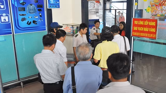 Tăng cường kiểm tra an ninh để bảo đảm an toàn hàng không. Ảnh: NGUYỄN ANH