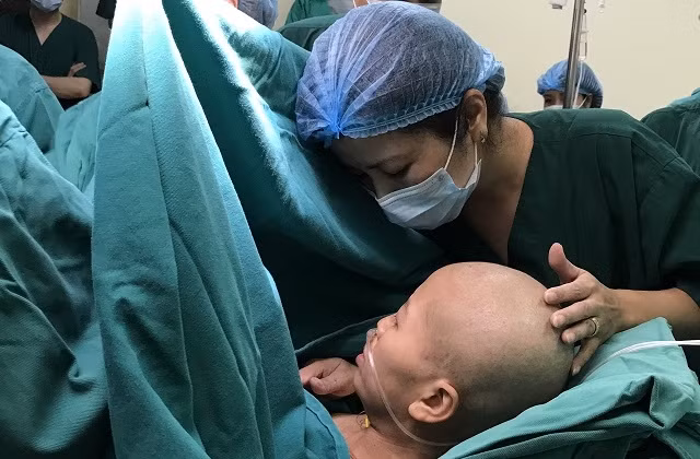 Người mẹ trẻ dồn hết sức để sinh con an toàn, khỏe mạnh.