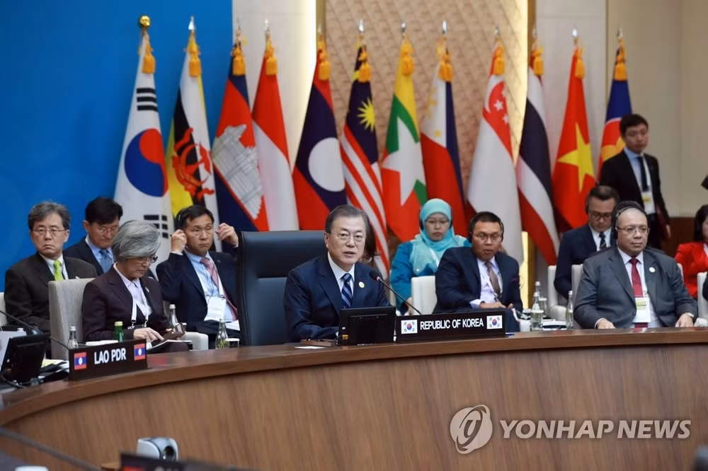  Tổng thống Hàn Quốc Moon Jae-in phát biểu tại phiên họp thứ nhất của Hội nghị cấp cao kỷ niệm 30 năm Quan hệ đối thoại ASEAN-Hàn Quốc (Ảnh: YONHAP)