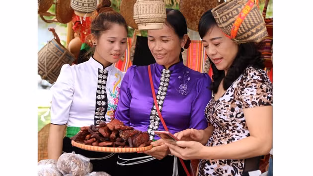 Các nữ doanh nhân Sơn La giới thiệu sản phẩm địa phương (Ảnh: Dự án cung cấp).