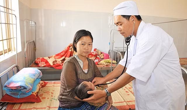 Khám bệnh cho trẻ em vùng khó khăn tại huyện Đác G’long (Đác Nông). Ảnh: NGUYỄN ĐĂNG