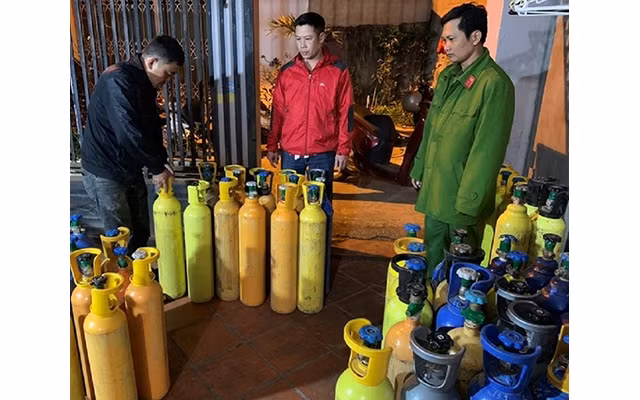 Tàng trữ trái phép 60 bình chứa khí cười 