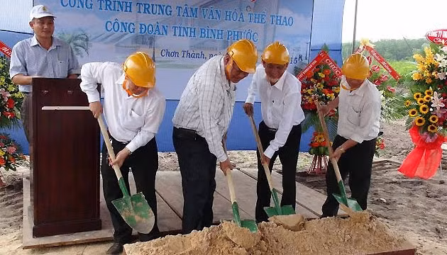 Đại diện chủ đầu tư và nhà thầu làm lễ khởi công xây dựng.