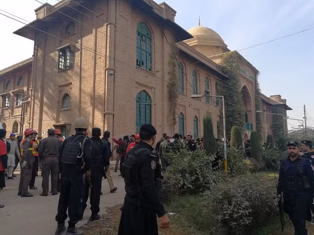 Taliban giả dạng phụ nữ tấn công trường đại học ở Pakistan