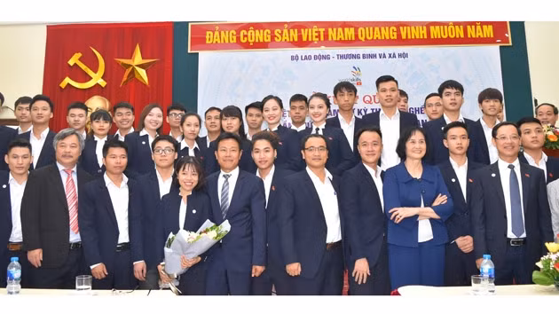 Đại diện Bộ Lao động - Thương binh và Xã hội, Tổng cục Giáo dục nghề nghiệp cùng các thí sinh dự Kỳ thi tay nghề ASEAN lần thứ 12.