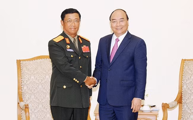 Thủ tướng Nguyễn Xuân Phúc với Thượng tướng Xụ-von Lương-bun-mi, Tổng Tham mưu trưởng, Thứ trưởng Quốc phòng Lào. Ảnh: TRẦN HẢI
