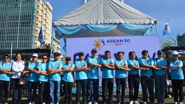 Đại diện Đại sứ quán các nước thành viên ASEAN chụp ảnh lưu niệm trong Ngày hội.