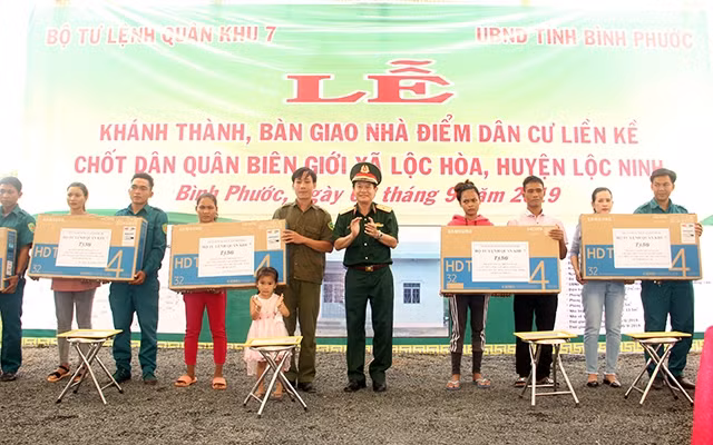 Lãnh đạo Quân khu 7 hỗ trợ thiết bị nghe nhìn cho các hộ dân sống gần chốt dân quân biên giới.