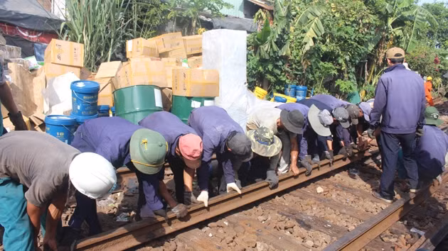 Công nhân đang khẩn trương khắc phục sự cố khu vực ga Núi Thành.