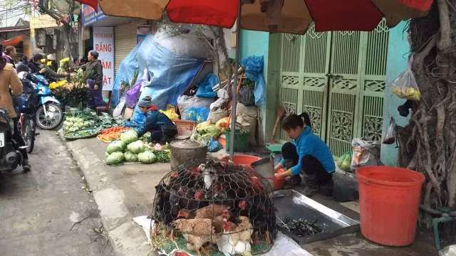 Các mặt hàng được bày bán trong chợ rất đa dạng nhưng hầu hết đều không rõ nguồn gốc, xuất xứ.