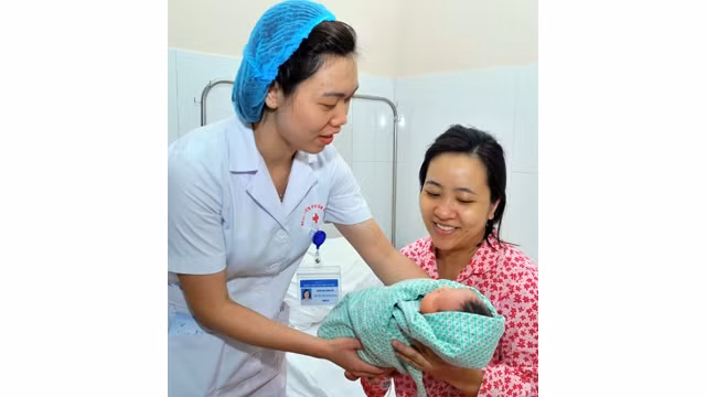 CEO bệnh viện phải là người có khả năng quy tụ được những người giỏi, thiết kế được một đội ngũ khám, chữa bệnh chất lượng mang lại lợi ích cho người bệnh. Trong ảnh: Niềm vui đón một em bé chào đời 