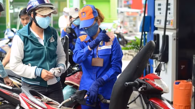 Xăng giữ giá, dầu giảm giá