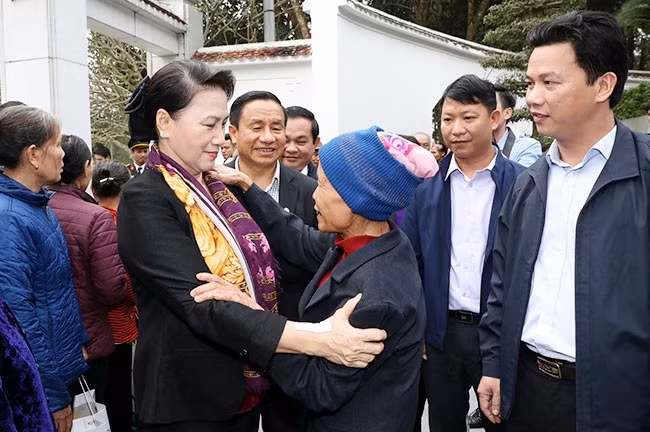 Chủ tịch QH Nguyễn Thị Kim Ngân thăm hỏi, tặng quà một số gia đình chính sách tại thôn Thượng Hải, xã Thạch Hải (huyện Thạch Hà). Ảnh: TRỌNG ĐỨC (TTXVN)