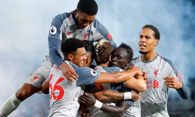 Các cầu thủ Liverpool mừng bàn thắng của Mane.