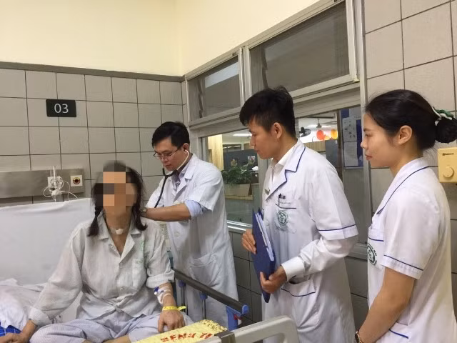 BS Ngô Gia Khánh kiểm tra, đánh giá tình trạng bệnh nhân trước khi xuất viện.