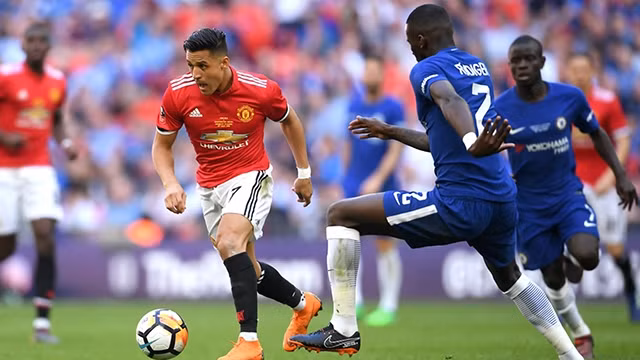Alexis Sanchez (trái) chơi rất mờ nhạt trong trận chung kết cúp FA với Chelsea.