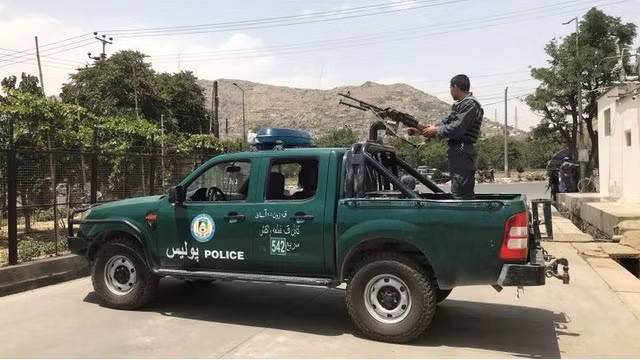 Lực lượng an ninh Afghanistan phong toả hiện trường vụ đánh bom liều chết tại Kabul. Ảnh: US News