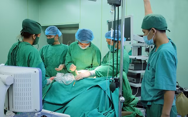 Phẫu thuật nội soi lấy sỏi thận qua da bằng đường hầm nhỏ ở Bệnh viện đa khoa TP Vinh. Ảnh: MỸ HẠNH