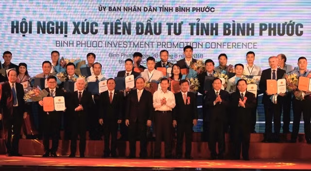 Thủ tướng Nguyễn Xuân Phúc; nguyên Chủ tịch nước Nguyễn Minh Triết và lãnh đạo hai tỉnh Bình Dương, Bình Phước trao giấy chứng nhận đầu tư cho doanh nghiệp.