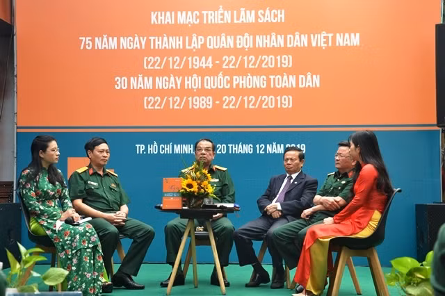 Các đại biểu trong buổi giao lưu “Ký ức người lính”.