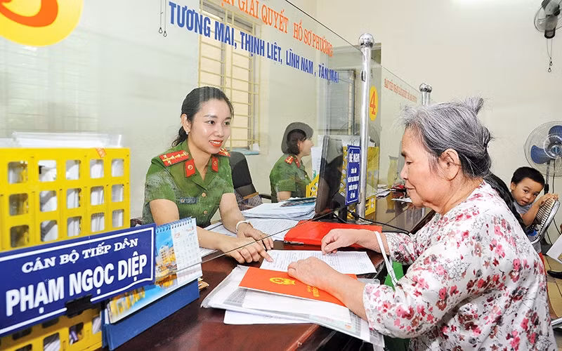 Cán bộ Ðội Cảnh sát Quản lý hành chính về Trật tự xã hội Công an Quận Hoàng Mai ( TP. Hà Nội) tiếp công dân. Ảnh | Ðức Anh