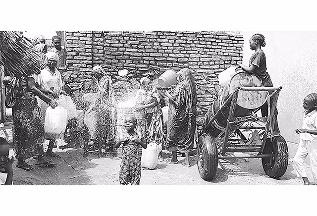 Người dân Sudan ở Darfur chờ lấy nước sạch.