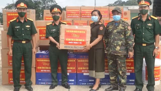 Bộ Chỉ huy Quân sự tỉnh Quảng Nam tặng khẩu trang y tế cho Bộ Chỉ huy Quân sự tỉnh Sê Kông (Lào)