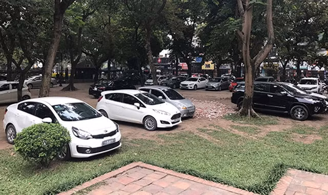Khu vực vuờn Giám của khu Di tích Văn Miếu - Quốc Tử Giám bị biến thành chỗ trông xe ô-tô, xe máy.