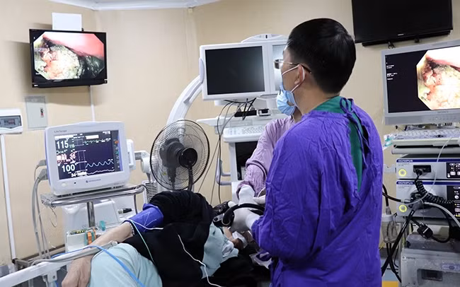 Một ca nội soi cấp cứu tại Bệnh viện E (Hà Nội).