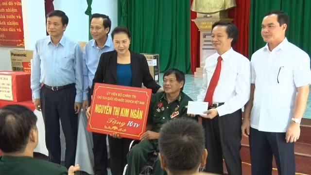 Chủ tịch Quốc hội Nguyễn Thị Kim Ngân tặng quà tại Trung tâm Điều dưỡng thương binh Duy Tiên.