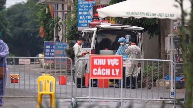 Lực lượng chức năng tiến hành phun khử khuẩn tại thôn Hạ Lôi, xã Mê Linh.