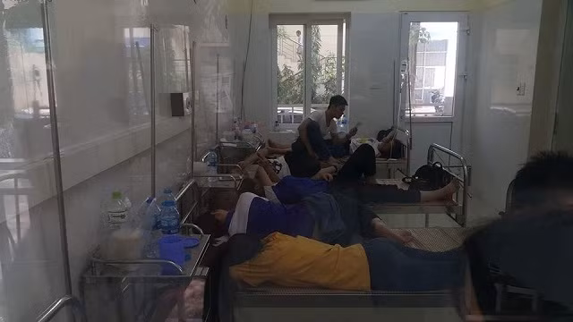 Các bệnh nhân nằm viện điều trị vì ngộ độc thực phẩm tại Bệnh viện 198 (Bộ Công an).