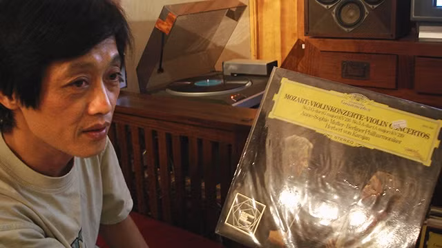 Ông Đăng giới thiệu một đĩa than ghi bản nhạc của Mozart.