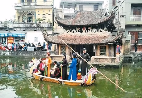 Biểu diễn văn nghệ trong ngày hội ở xã Ninh Hiệp.