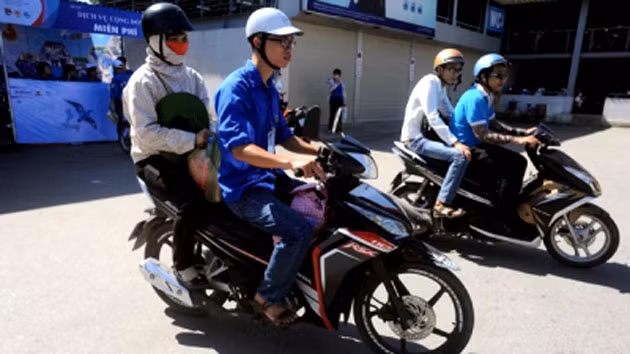 Đội xe ôm miễn phí đưa các thí sinh và người nhà đi tìm phòng trọ tại TP Hà Nội. Ảnh: ĐĂNG ANH