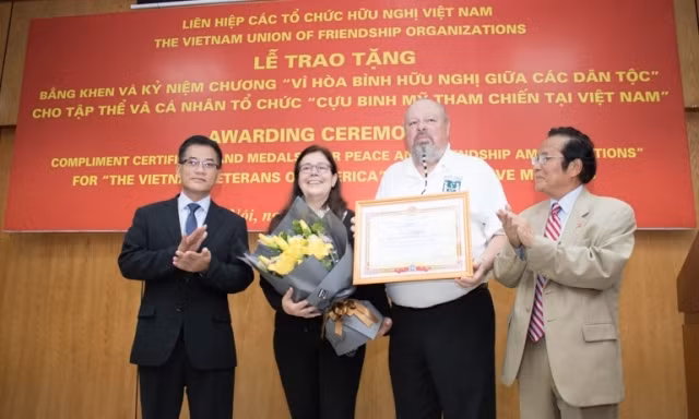 Trao bằng khen và kỷ niệm chương cho đại diện tổ chức Cựu chiến binh Mỹ tham chiến tại Việt Nam.